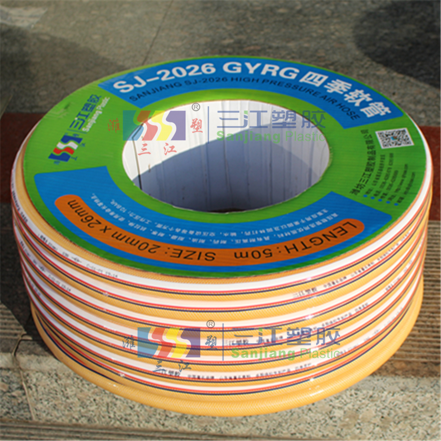 濰坊三江塑膠制品有限公司注冊(cè)資本三千萬(wàn)元，（前身為濰坊三江塑料廠(chǎng)，成立于2001年）本公司“濰塑三江”商標(biāo)榮獲“山東省著名商標(biāo)”，“中國(guó)著名品牌”稱(chēng)號(hào)，是PVC鋼絲螺旋增強(qiáng)軟管、合股滌綸纖維增強(qiáng)軟管、單層透明軟管、抗扭曲鉤編管，特制高壓管、花園管、耐高溫管、水帶、復(fù)合靜電管、食品管、真空專(zhuān)用管等各種pvc軟管的專(zhuān)業(yè)生產(chǎn)企業(yè)。同時(shí)也是塑料加工機(jī)械的專(zhuān)業(yè)生產(chǎn)和營(yíng)銷(xiāo)公司，我們的機(jī)械包括各種擠出軟管生產(chǎn)線(xiàn)、造粒機(jī)以及鋼絲成型機(jī)和繞線(xiàn)機(jī)等。
公司自創(chuàng)立以來(lái)，一貫堅(jiān)持“誠(chéng)信經(jīng)營(yíng)、質(zhì)量第一、真誠(chéng)服務(wù)、友好合作”的經(jīng)營(yíng)理念，發(fā)揚(yáng)“團(tuán)結(jié)拼博、求實(shí)創(chuàng)新、不斷進(jìn)取、追求卓越”的企業(yè)精神，公司規(guī)模不斷擴(kuò)大、效益不斷增長(zhǎng)。目前，公司已建成高標(biāo)準(zhǔn)廠(chǎng)房3處，廠(chǎng)房總面積達(dá)10000平方米，共有軟管生產(chǎn)線(xiàn)50條，年生產(chǎn)能力達(dá)26000噸。形成了“規(guī)格全、品種多、批量大、交貨快”的企業(yè)特色形象。
為確保產(chǎn)品質(zhì)量，增強(qiáng)市場(chǎng)竟?fàn)幜?，公司現(xiàn)有專(zhuān)業(yè)技術(shù)人員50名（其中高級(jí)職稱(chēng)13名，中級(jí)職稱(chēng)28名）。組建了新產(chǎn)品研發(fā)中心、塑機(jī)設(shè)備研發(fā)中心和產(chǎn)品質(zhì)量檢驗(yàn)所。公司生產(chǎn)的“三江”、“SANJIANGYUE”兩大品牌系列軟管已通過(guò)ISO9001：2008質(zhì)量體系認(rèn)證，歐盟的ROHS、REACH認(rèn)證、PAHS認(rèn)證，食品級(jí)產(chǎn)品通過(guò)美國(guó)FDA檢測(cè)，中國(guó)檢驗(yàn)檢疫局檢測(cè)產(chǎn)品不含18項(xiàng)塑化劑，通過(guò)山東省檢驗(yàn)檢疫局的飲用水標(biāo)準(zhǔn)，在國(guó)內(nèi)具有較高的知名度和市場(chǎng)占有率。
公司擁有自主進(jìn)出口經(jīng)營(yíng)權(quán)，一流的品質(zhì)，合理的價(jià)格，深受廣大國(guó)內(nèi)外客戶(hù)的喜愛(ài)，產(chǎn)品遠(yuǎn)銷(xiāo)英國(guó)，美國(guó)，德國(guó)，意大利，俄羅斯，等五大洲的三十多個(gè)國(guó)家和地區(qū)。公司位于山東昌樂(lè)經(jīng)濟(jì)技術(shù)開(kāi)發(fā)區(qū)內(nèi)，緊靠309國(guó)道，南距膠濟(jì)鐵路500米，北距濟(jì)青高速公路2公里，交通十分便利，熱忱歡迎國(guó)內(nèi)外客商的光臨惠顧。